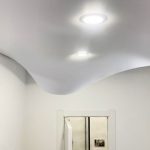 Слив воды с натяжного потолка