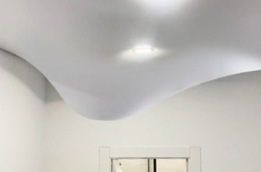 Слив воды с натяжного потолка